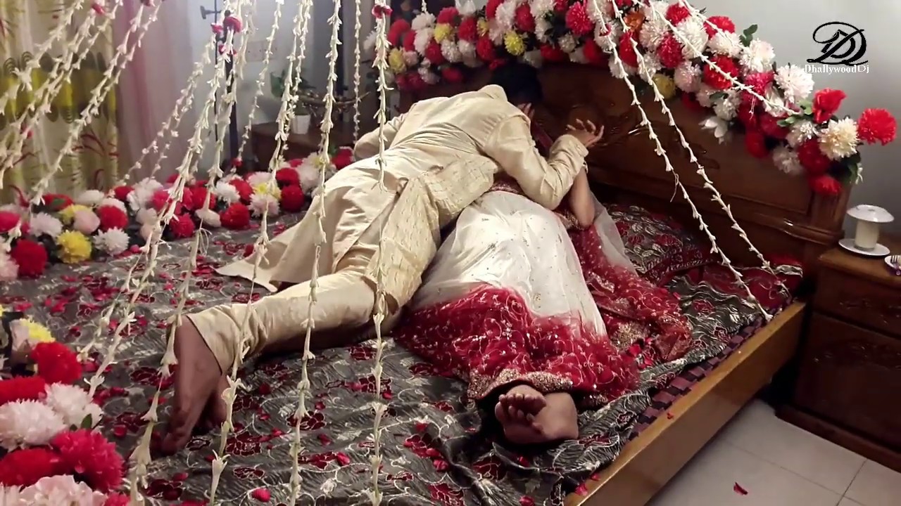 বাসর রাতে নবদম্পতির ঘর সাজানো দৃশ্য